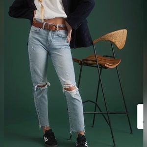 Trendy AEO Mom jeans light wash, Hi-rise distressed size 4